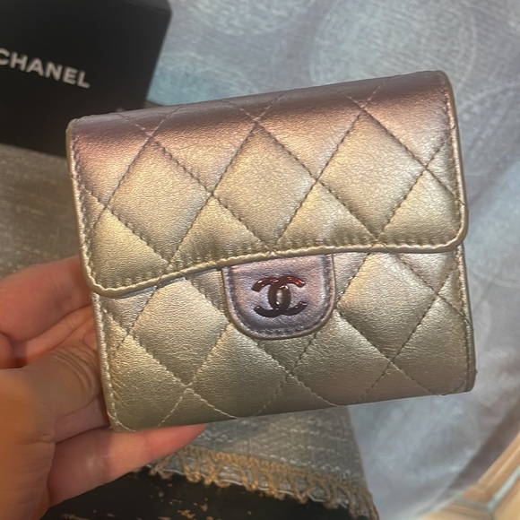 Chanel extremely RARE irresdescent rainbow purple green pink green & Silver 💕💕 - Picture 10 of 12